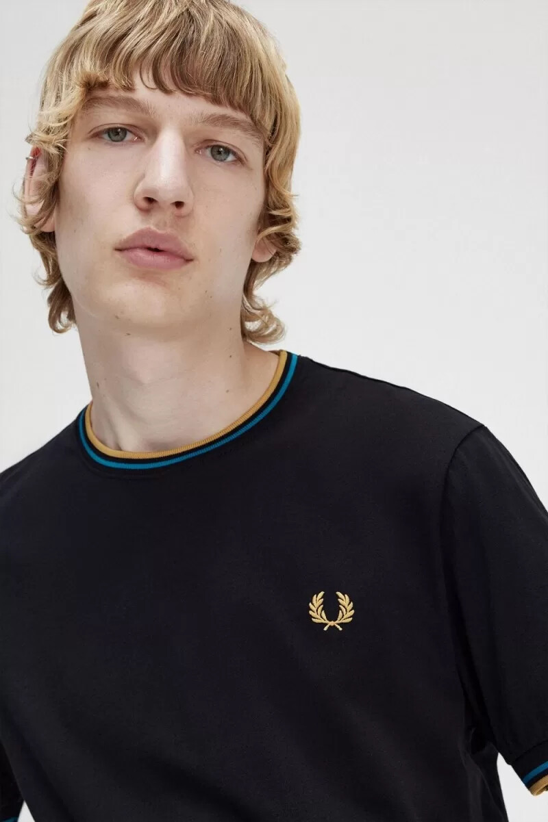 camiseta fred perry twin tipped para hombre color negro azul cibernético óxido claro