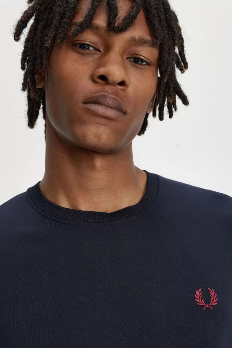 camiseta fred perry de cuello redondo para hombre color azul marino y rojo quemado