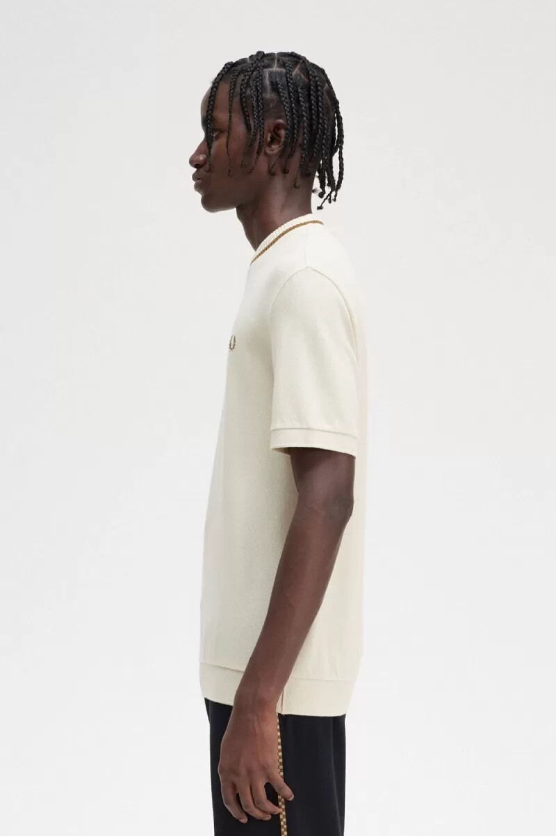 camiseta fred perry de piqué con cuello redondo para hombre color avena
