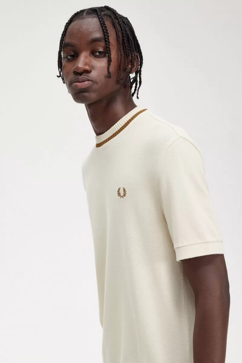 camiseta fred perry de piqué con cuello redondo para hombre color avena