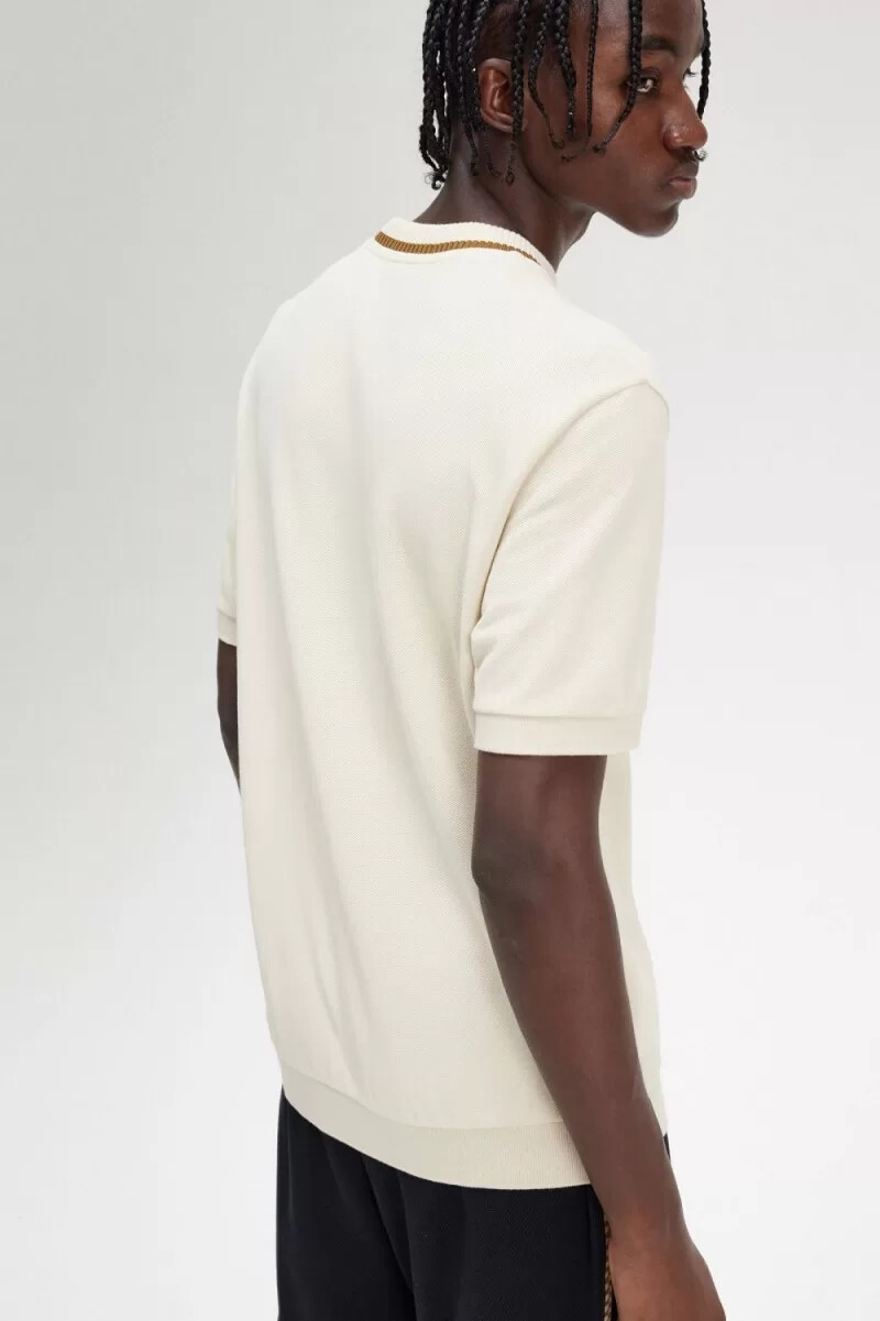 camiseta fred perry de piqué con cuello redondo para hombre color avena