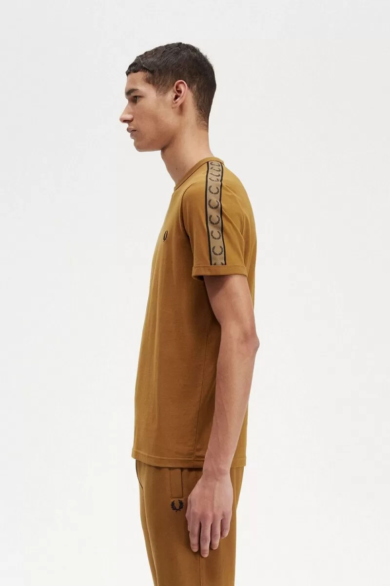 camiseta fred perry con ribetes y cinta en contraste para hombre color marrón café oscuro