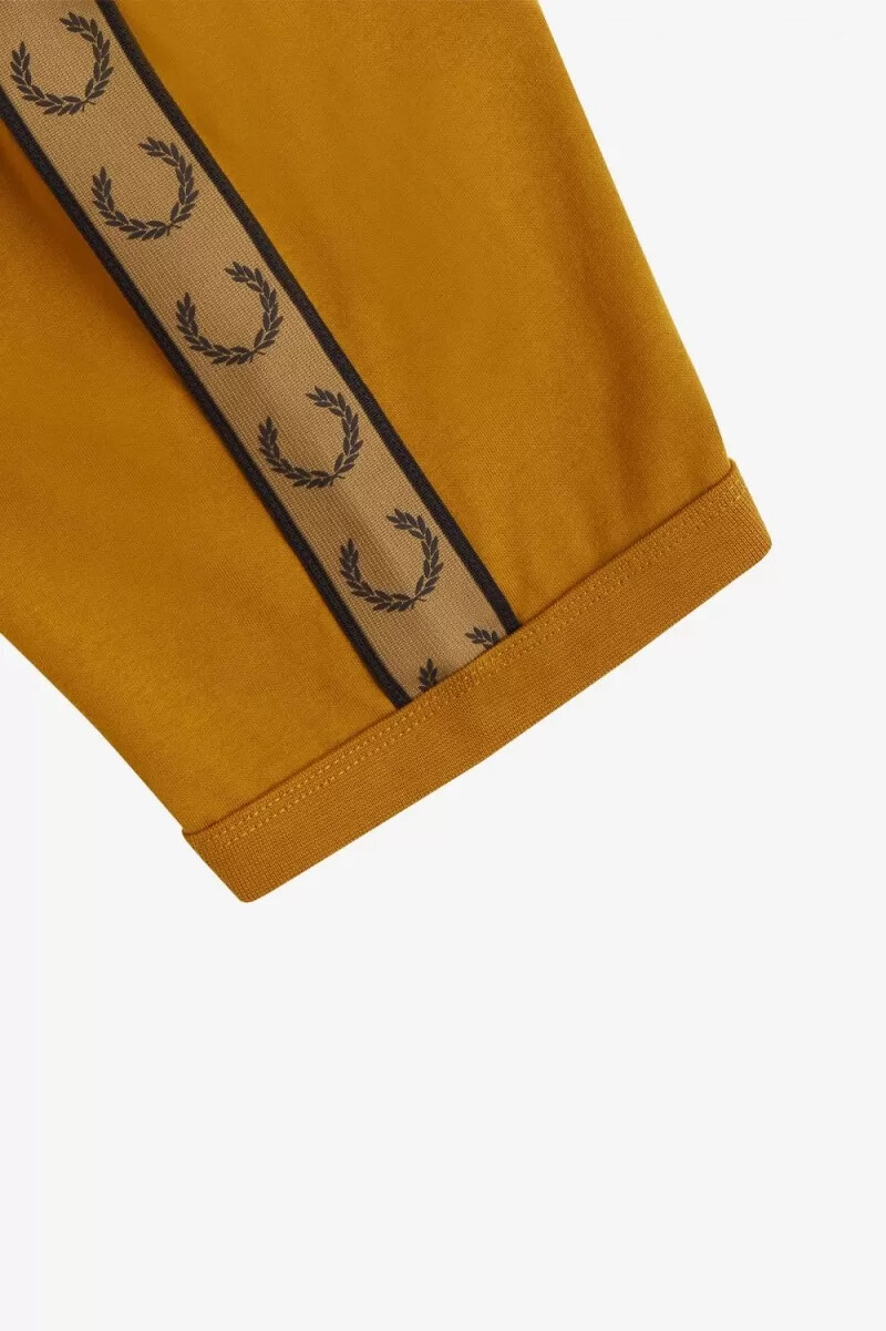 camiseta fred perry con ribetes y cinta en contraste para hombre color marrón café oscuro