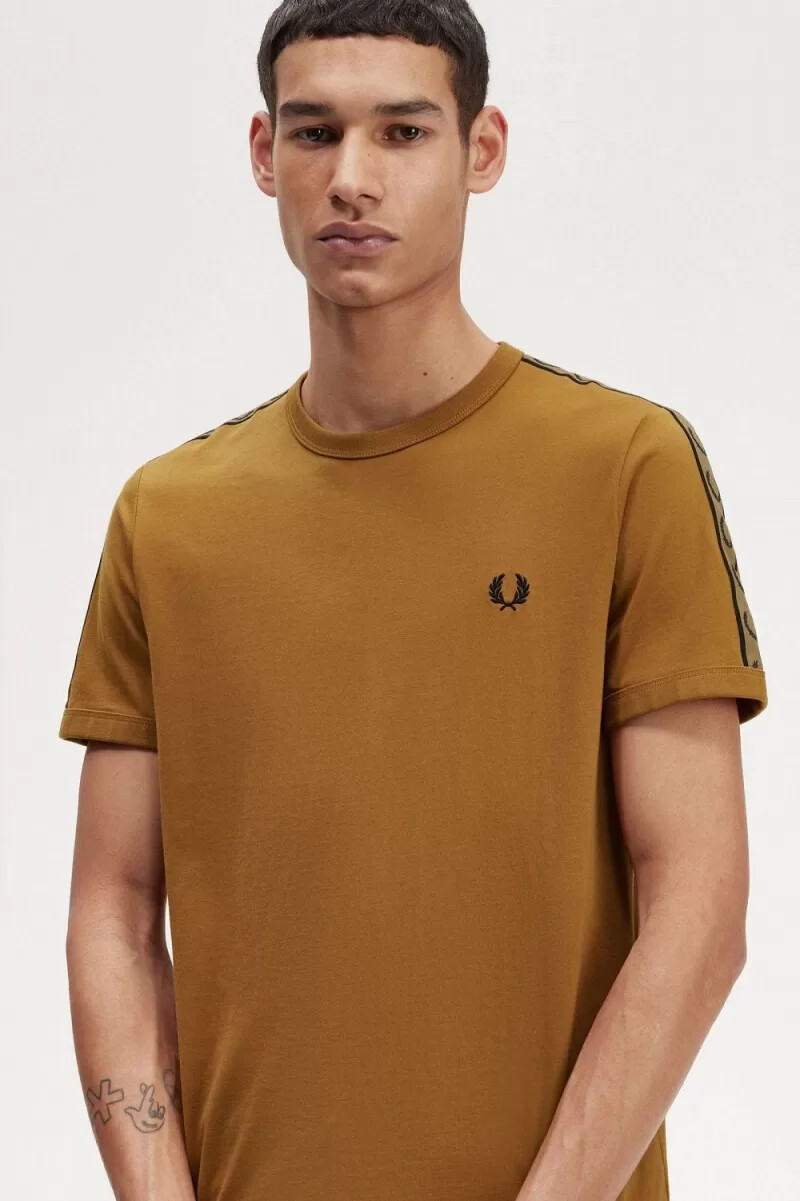 camiseta fred perry con ribetes y cinta en contraste para hombre color marrón café oscuro