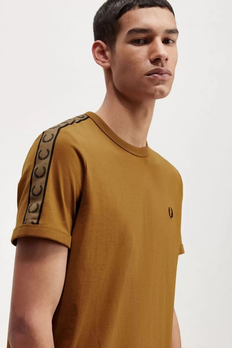 camiseta fred perry con ribetes y cinta en contraste para hombre color marrón café oscuro