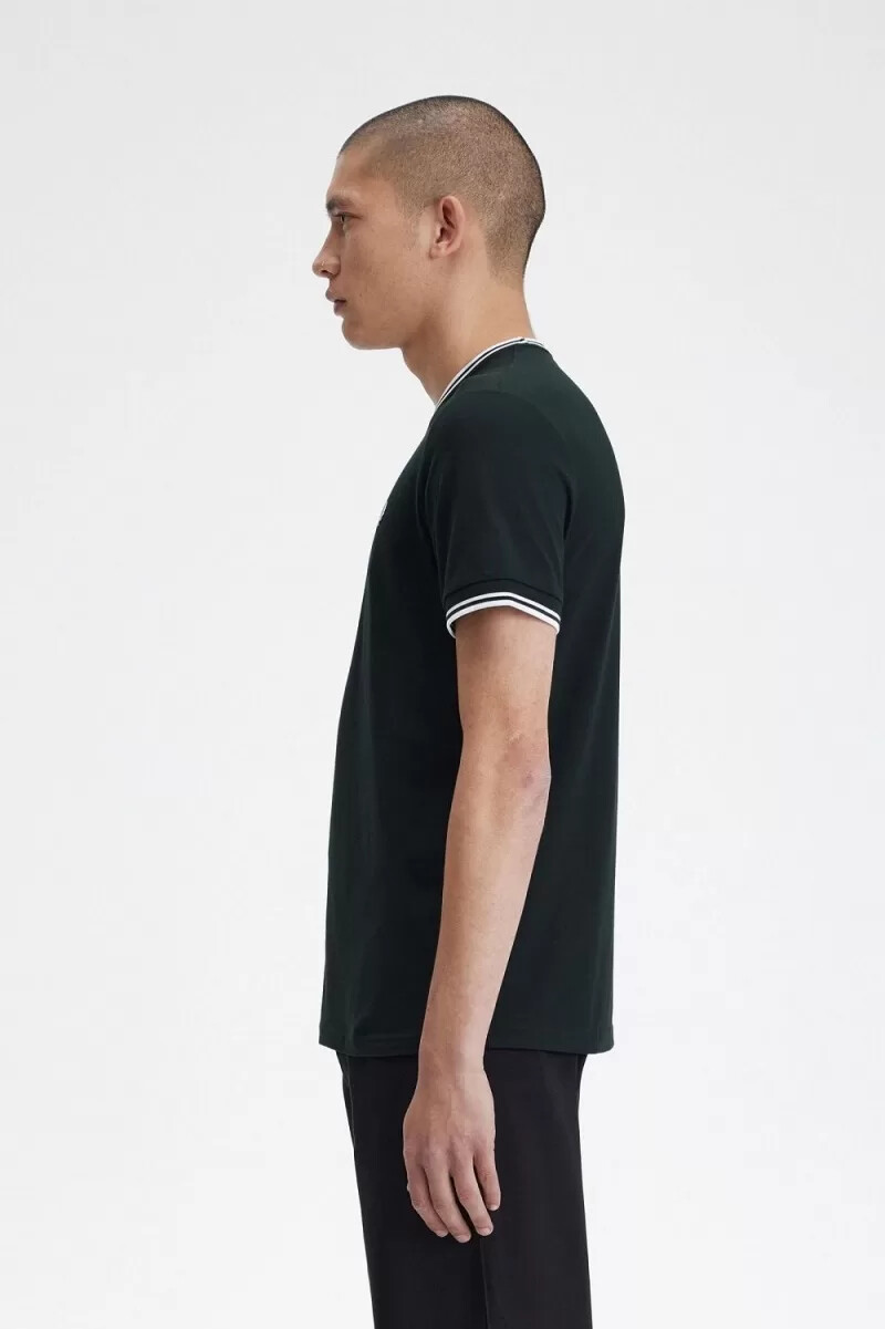 camiseta fred perry twin tipped para hombre verde noche y blanco nieve