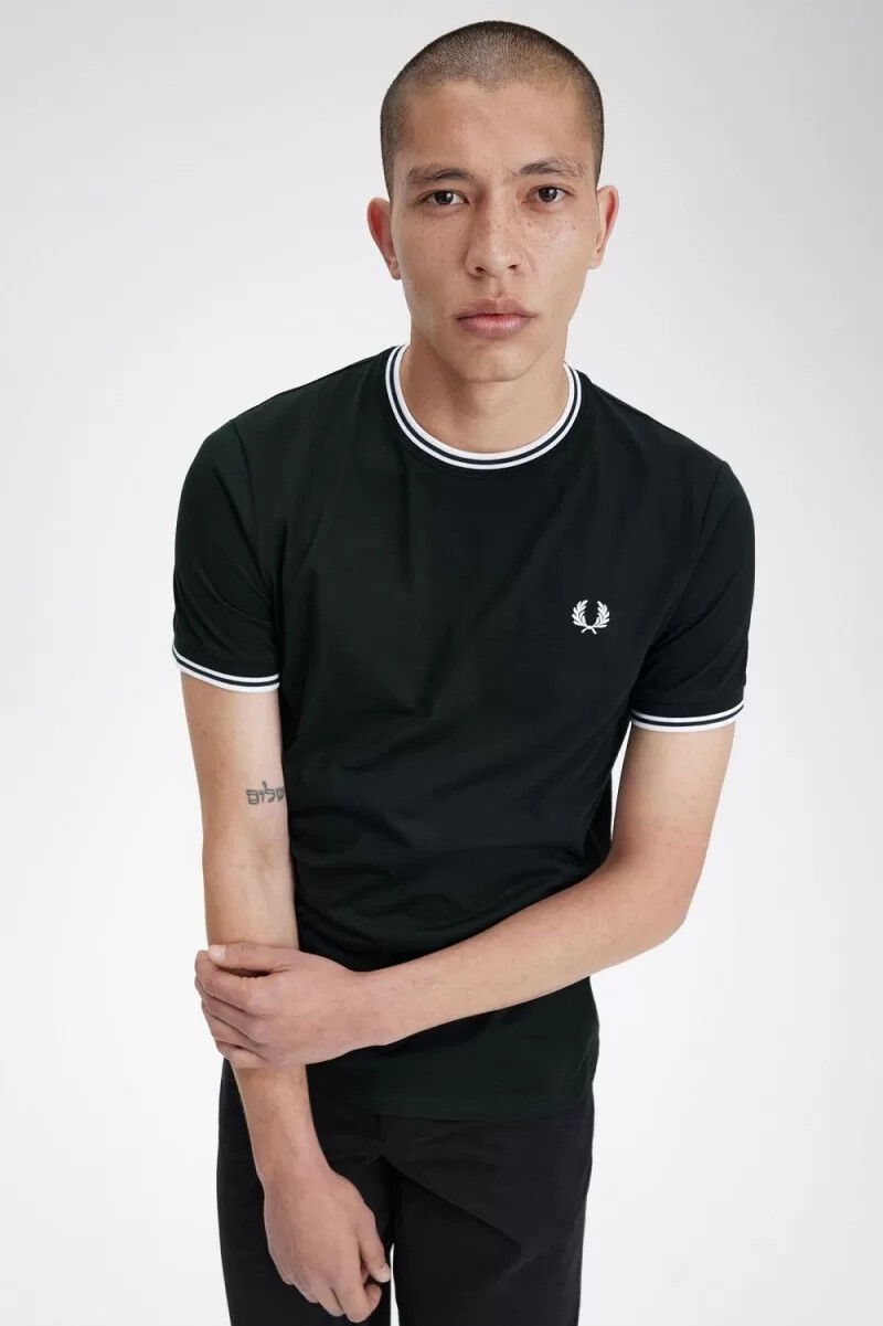camiseta fred perry twin tipped para hombre verde noche y blanco nieve