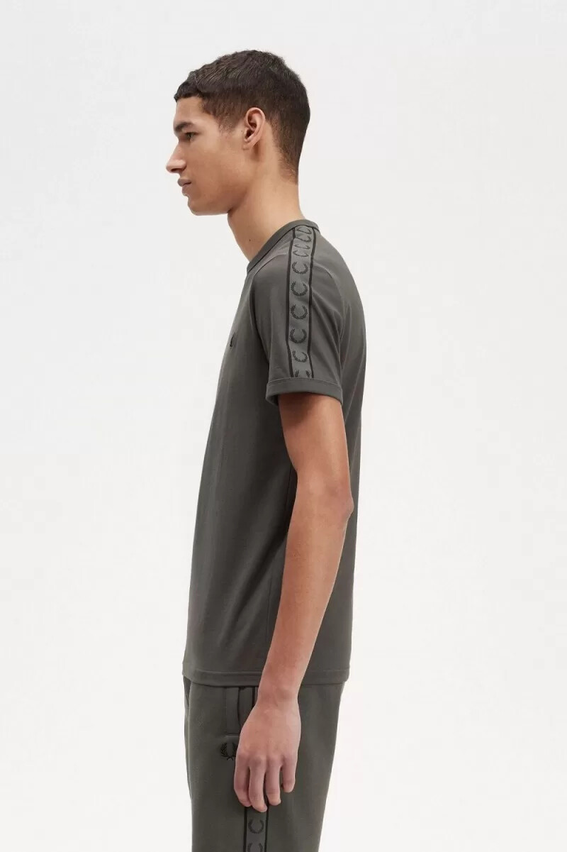 camiseta fred perry con ribetes y cinta en contraste para hombre color verde campo