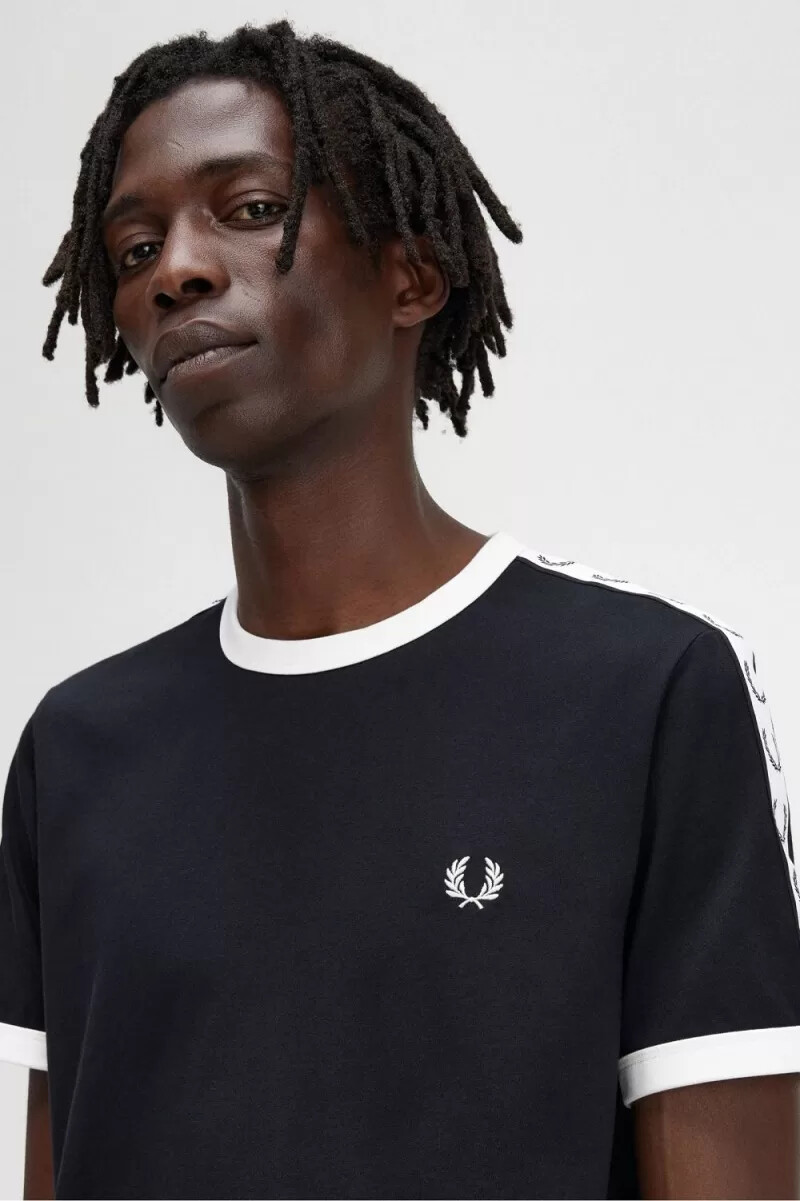 camiseta fred perry con ribetes y cinta para hombre color negro