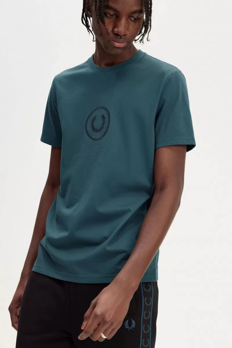 camiseta fred perry circle branding para hombre azul petróleo