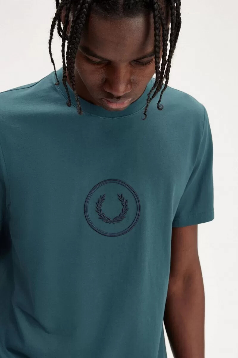camiseta fred perry circle branding para hombre azul petróleo