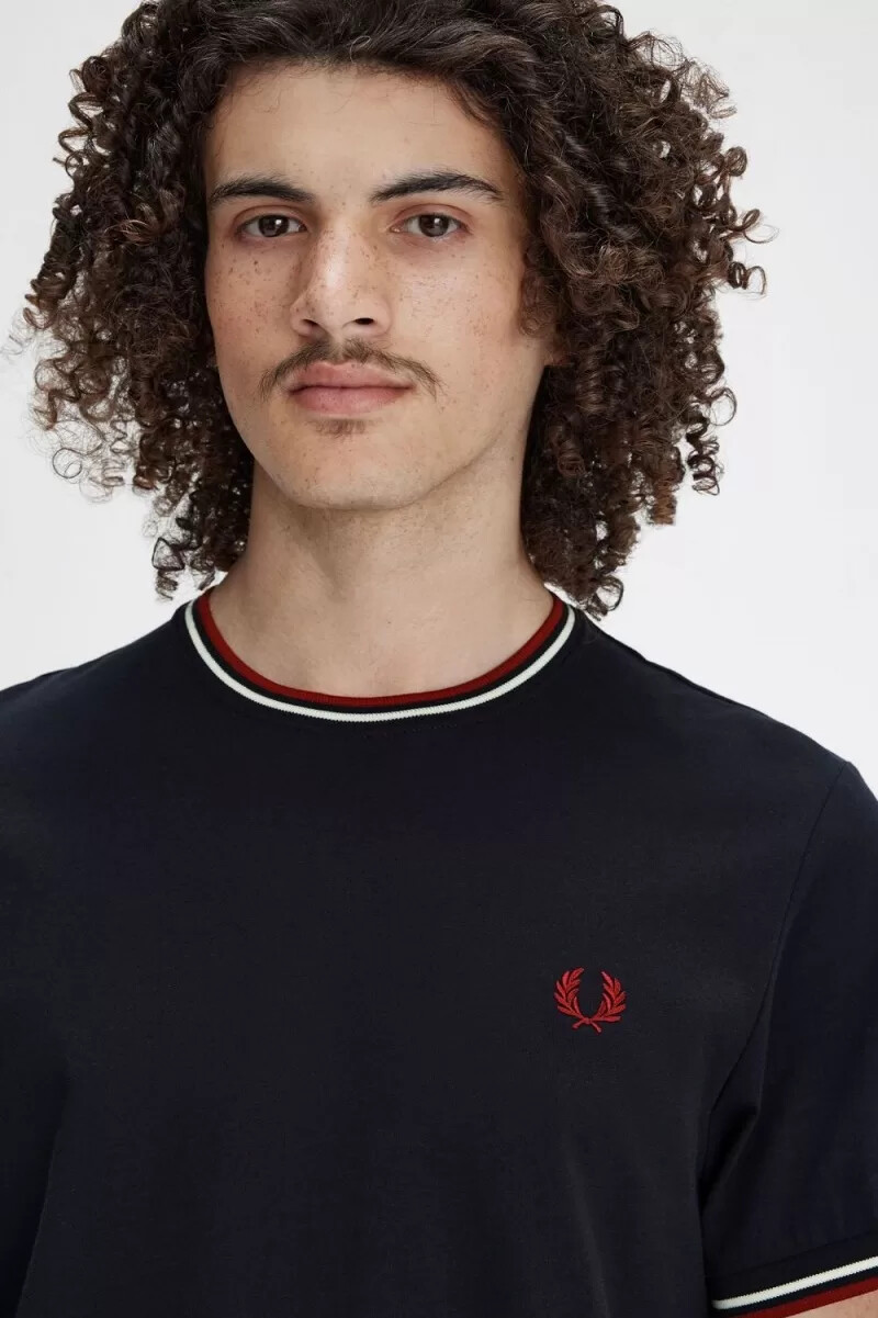 camiseta fred perry twin tipped para hombre azul marino blanco nieve y rojo quemado