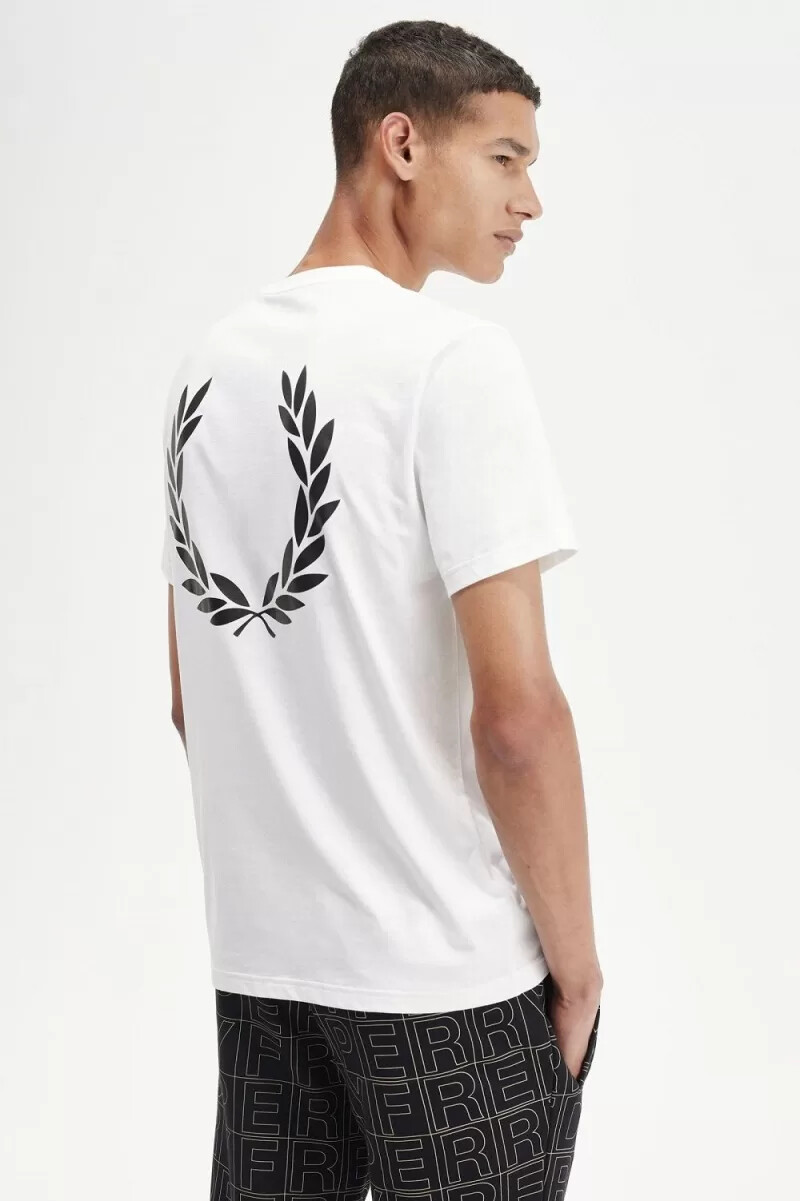 camiseta blanca con gráfico de corona de laurel de fred perry para hombre