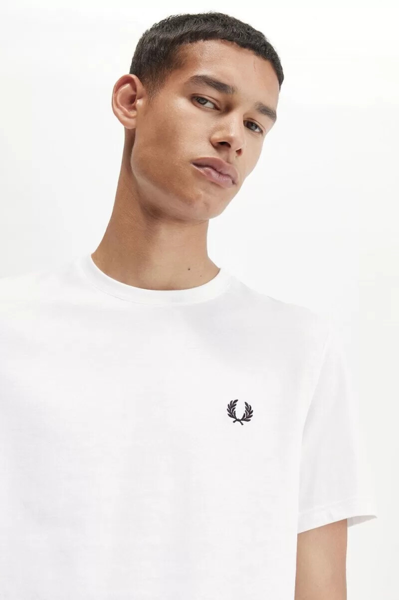 camiseta blanca con gráfico de corona de laurel de fred perry para hombre