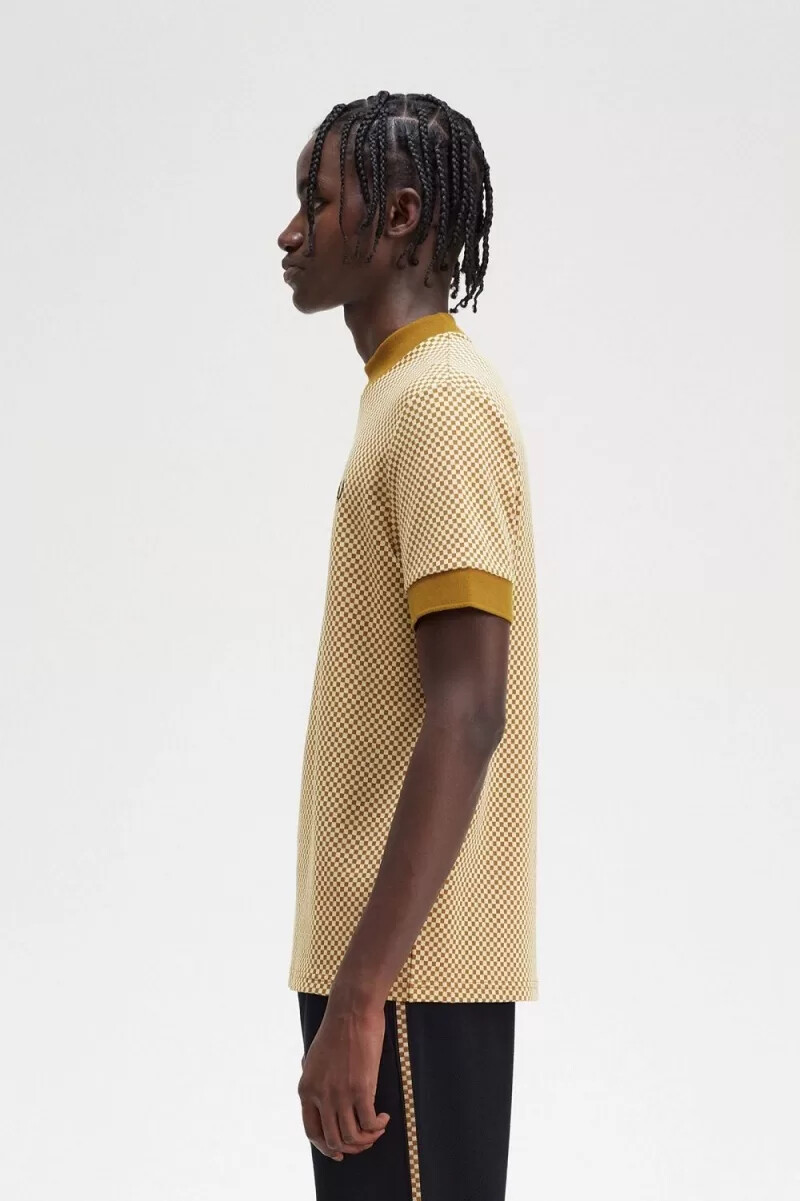 camiseta fred perry micro chequerboard para hombre color avena y café oscuro