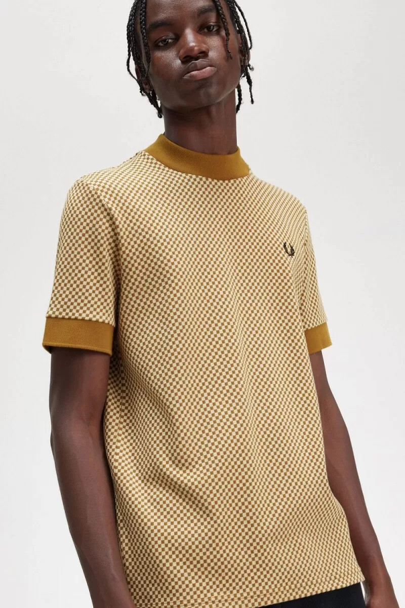 camiseta fred perry micro chequerboard para hombre color avena y café oscuro