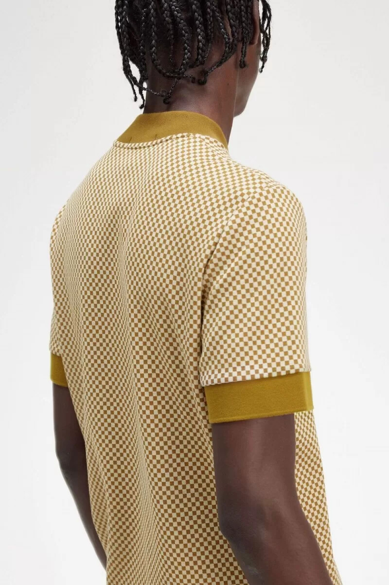 camiseta fred perry micro chequerboard para hombre color avena y café oscuro