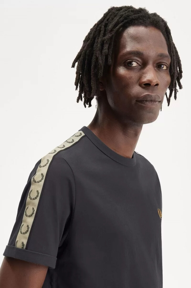 camiseta fred perry con ribetes y cinta en contraste para hombre color gris y negro