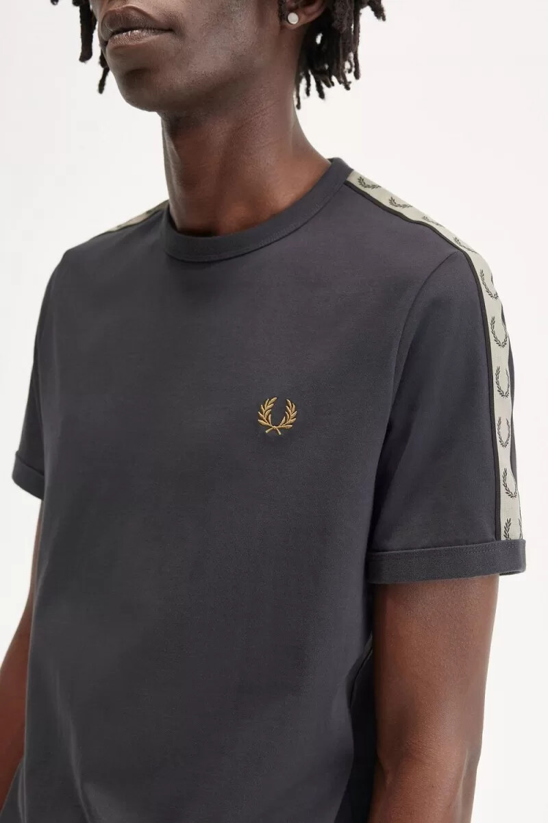 camiseta fred perry con ribetes y cinta en contraste para hombre color gris y negro