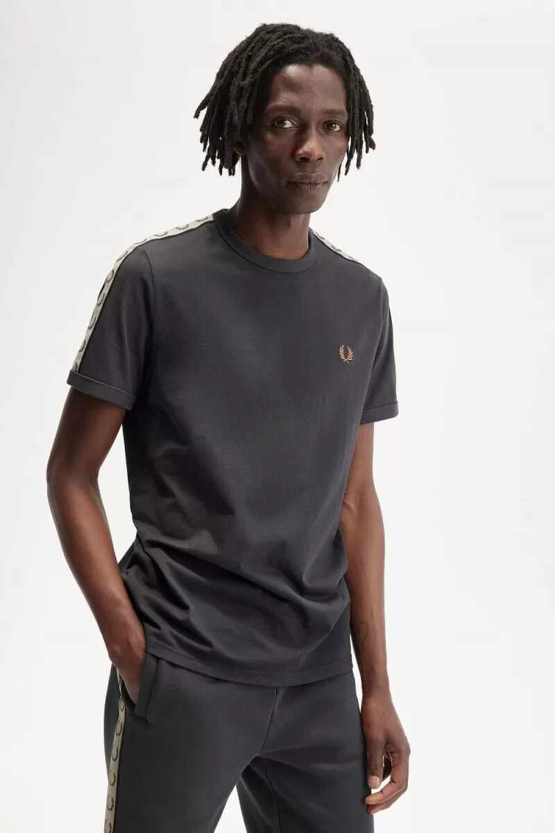 camiseta fred perry con ribetes y cinta en contraste para hombre color gris y negro