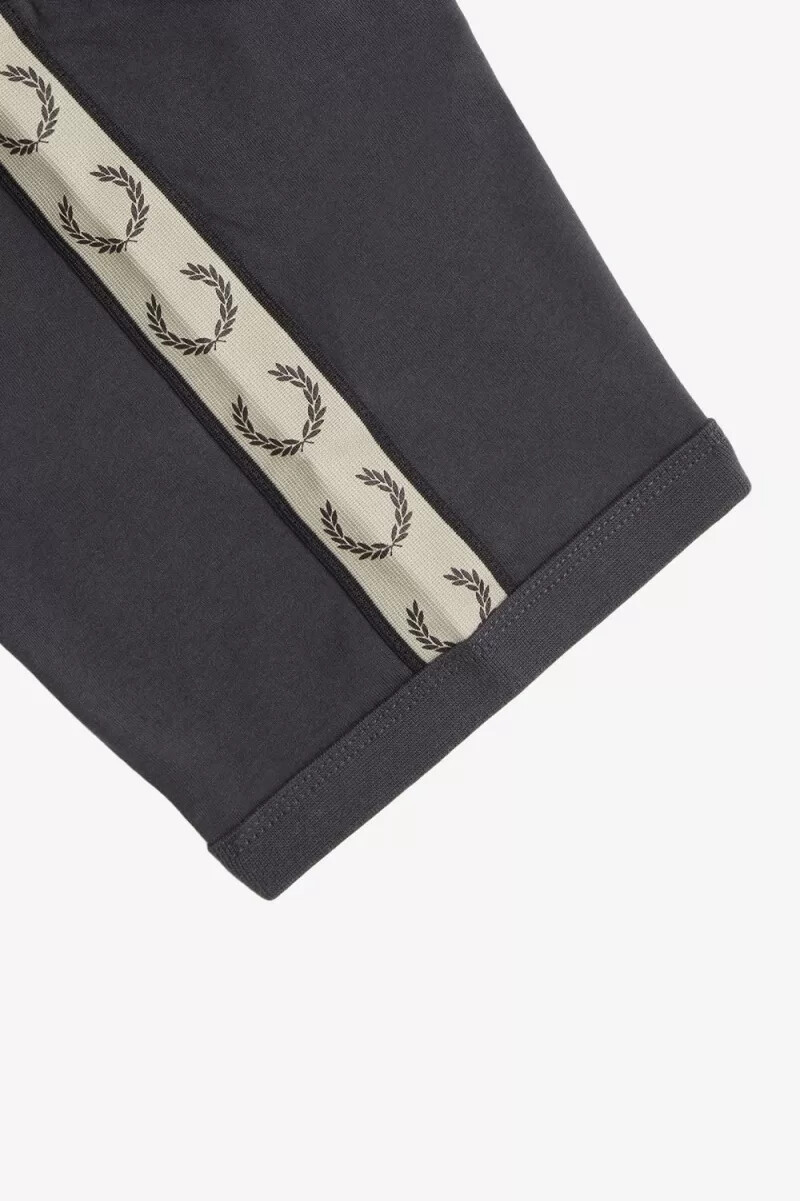 camiseta fred perry con ribetes y cinta en contraste para hombre color gris y negro