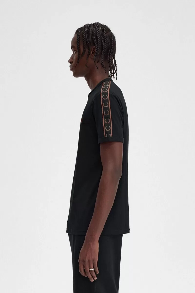 camiseta fred perry con ribetes y cinta en contraste para hombre color negro y marrón whisky