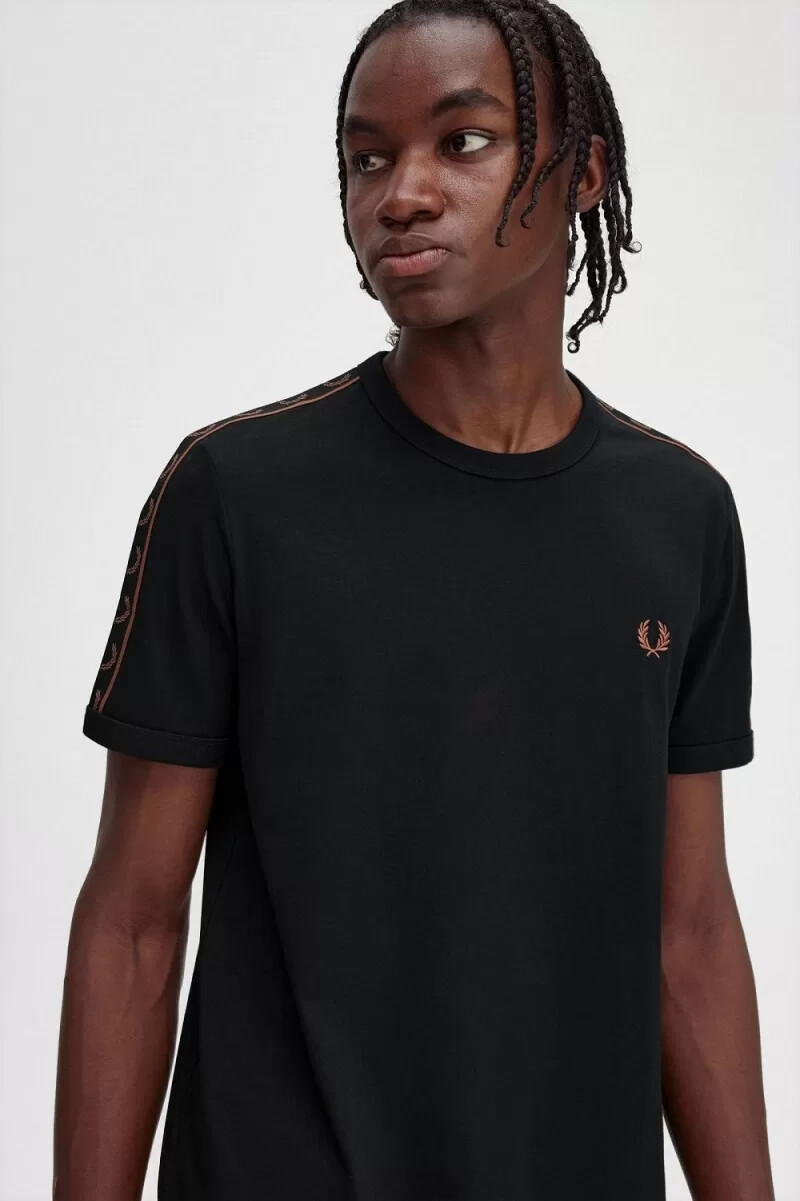 camiseta fred perry con ribetes y cinta en contraste para hombre color negro y marrón whisky