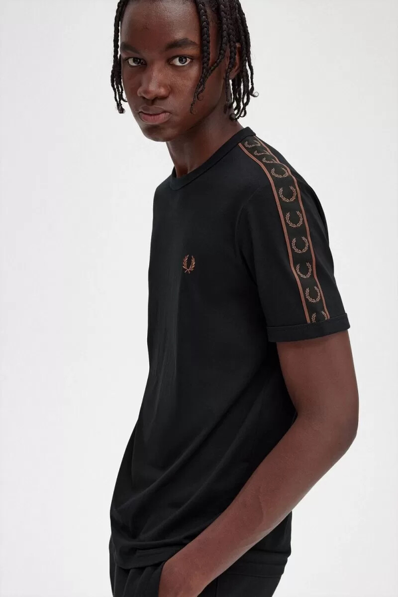 camiseta fred perry con ribetes y cinta en contraste para hombre color negro y marrón whisky