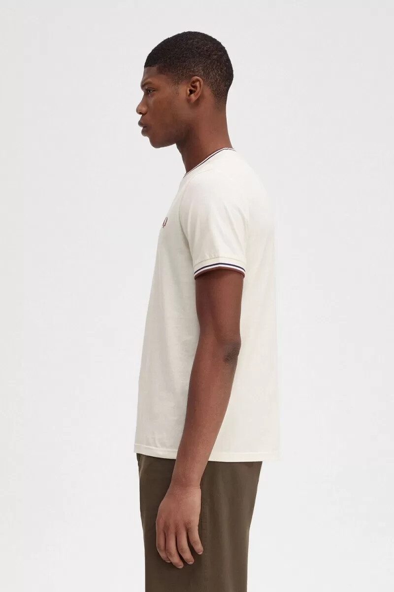 camiseta fred perry twin tipped para hombre beige y marrón whisky