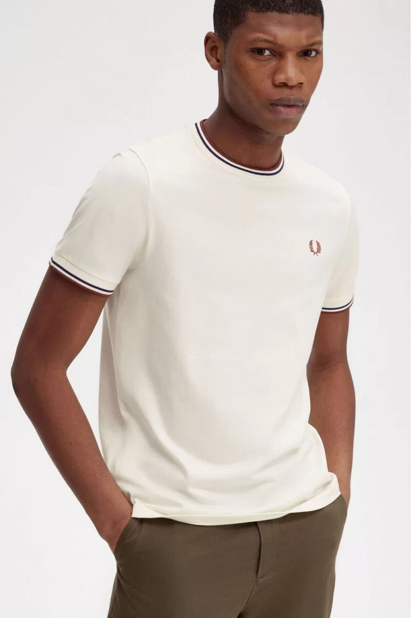camiseta fred perry twin tipped para hombre beige y marrón whisky