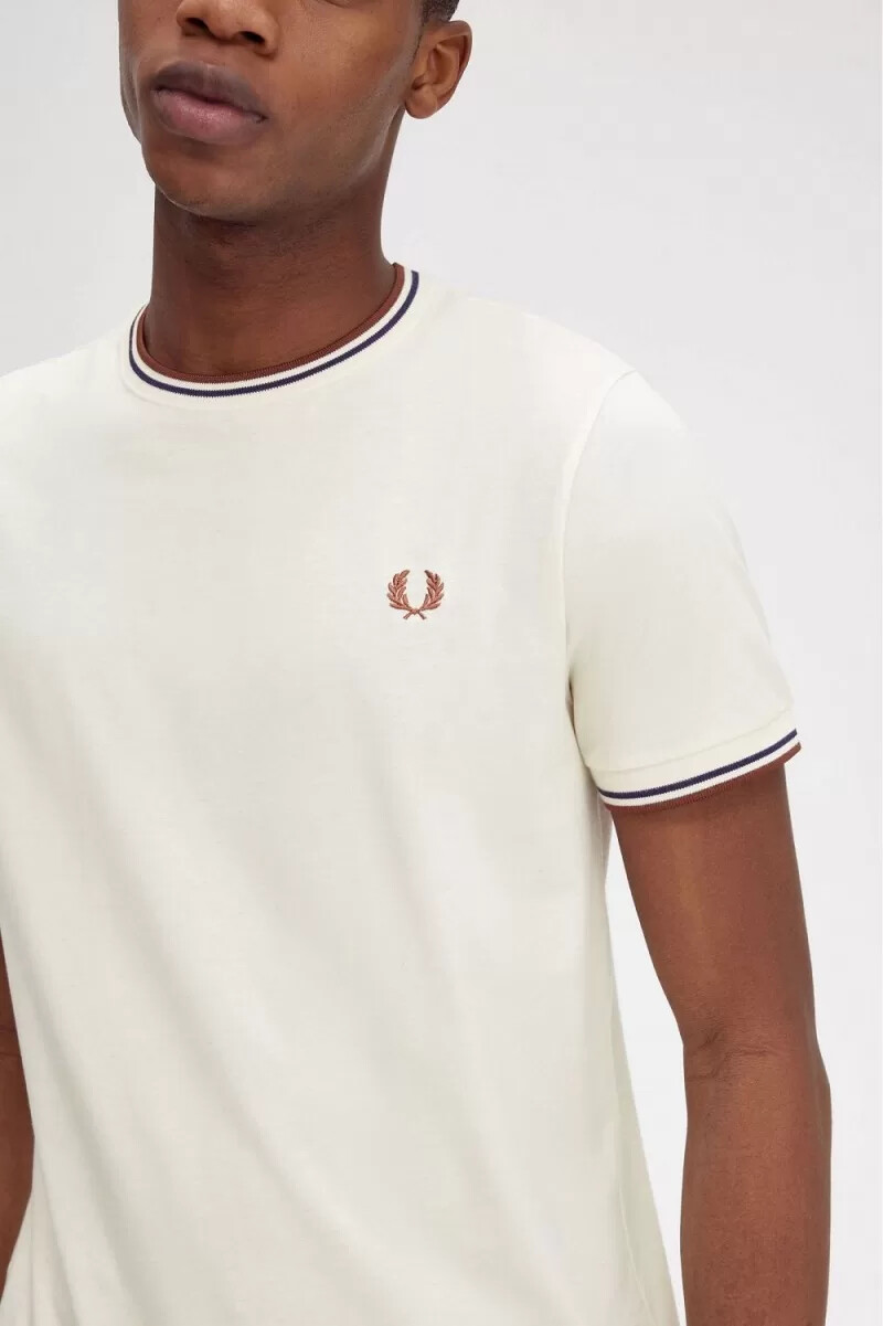 camiseta fred perry twin tipped para hombre beige y marrón whisky