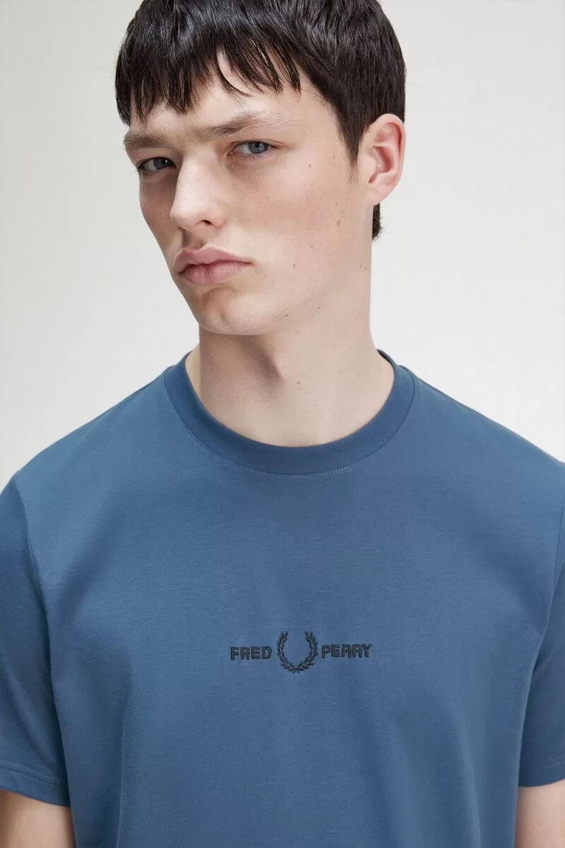 camiseta bordada fred perry para hombre azul medianoche