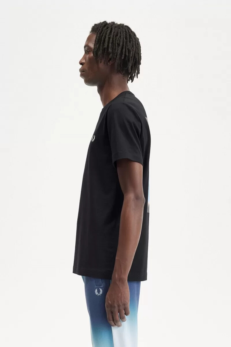 camiseta con gráfico abstracto de fred perry para hombre negra y blanca