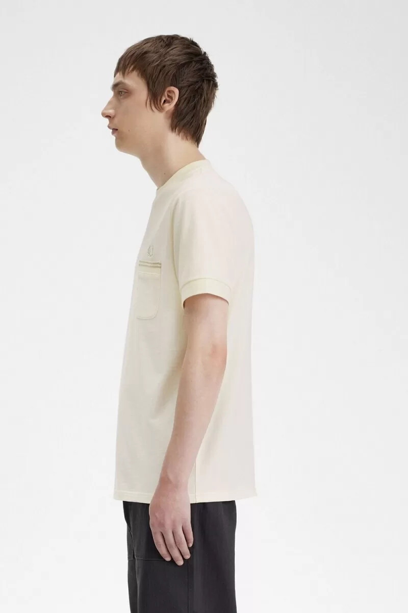 camiseta fred perry loopback con bolsillo de jersey para hombre en beige