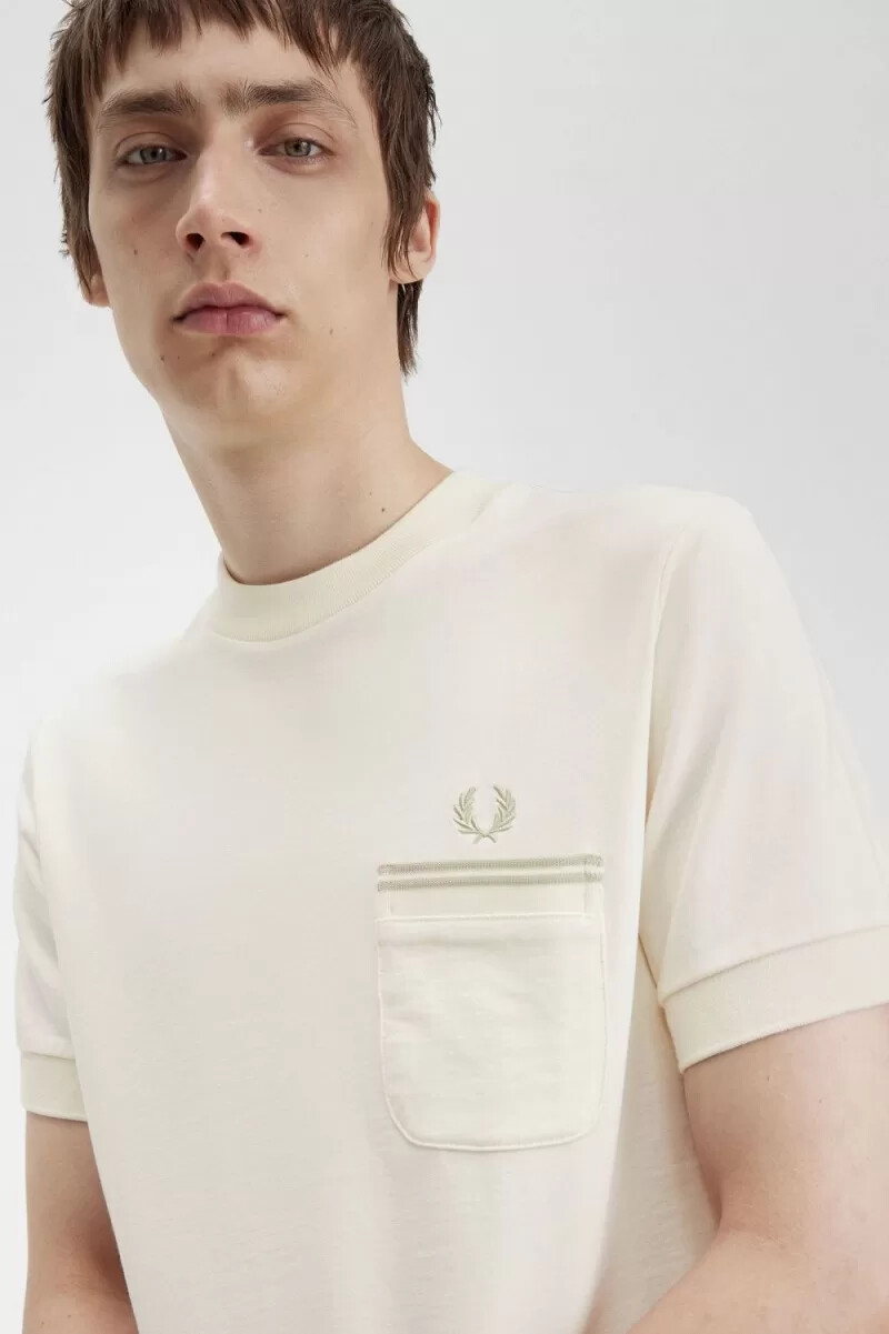 camiseta fred perry loopback con bolsillo de jersey para hombre en beige