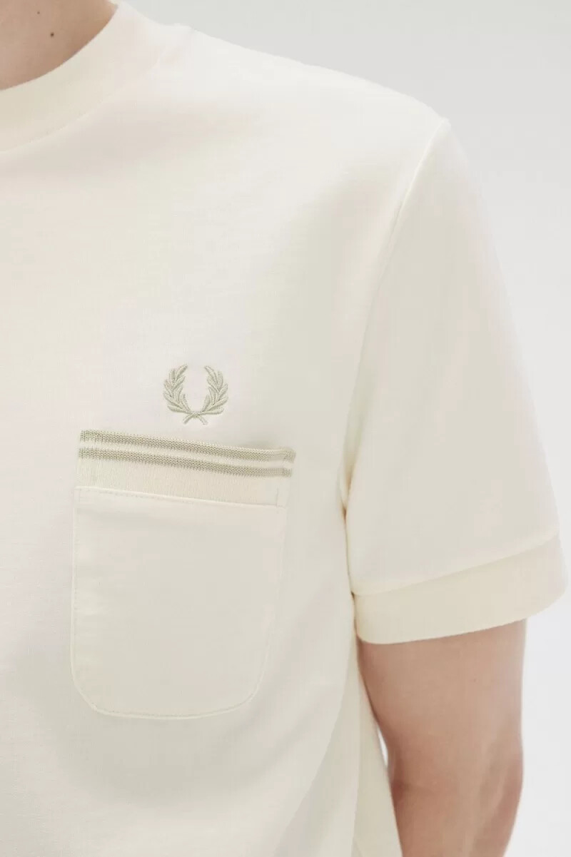 camiseta fred perry loopback con bolsillo de jersey para hombre en beige