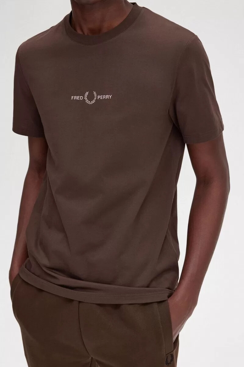 camiseta bordada fred perry para hombre en color tabaco quemado