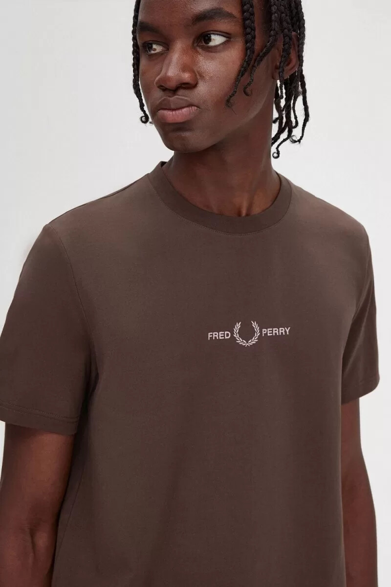 camiseta bordada fred perry para hombre en color tabaco quemado