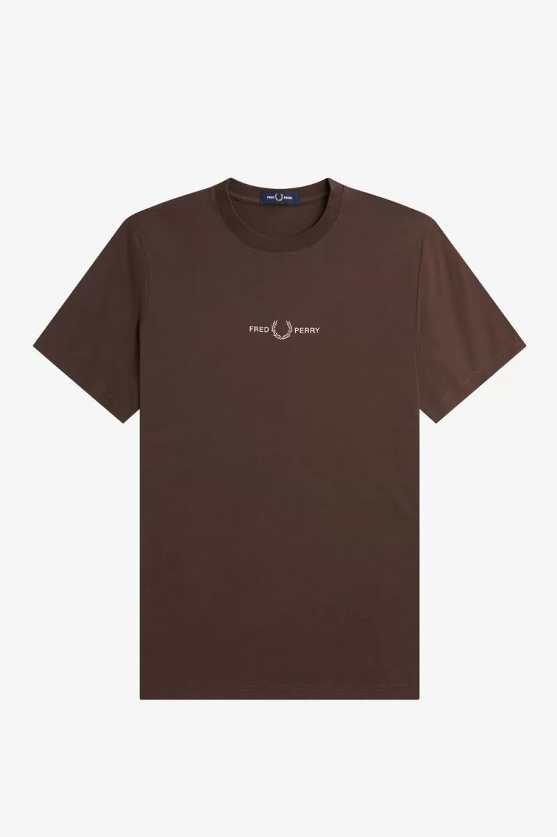 camiseta bordada fred perry para hombre en color tabaco quemado