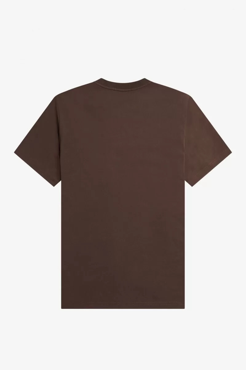 camiseta bordada fred perry para hombre en color tabaco quemado