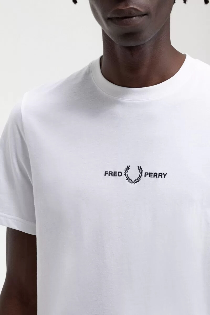 camiseta blanca bordada de fred perry para hombre