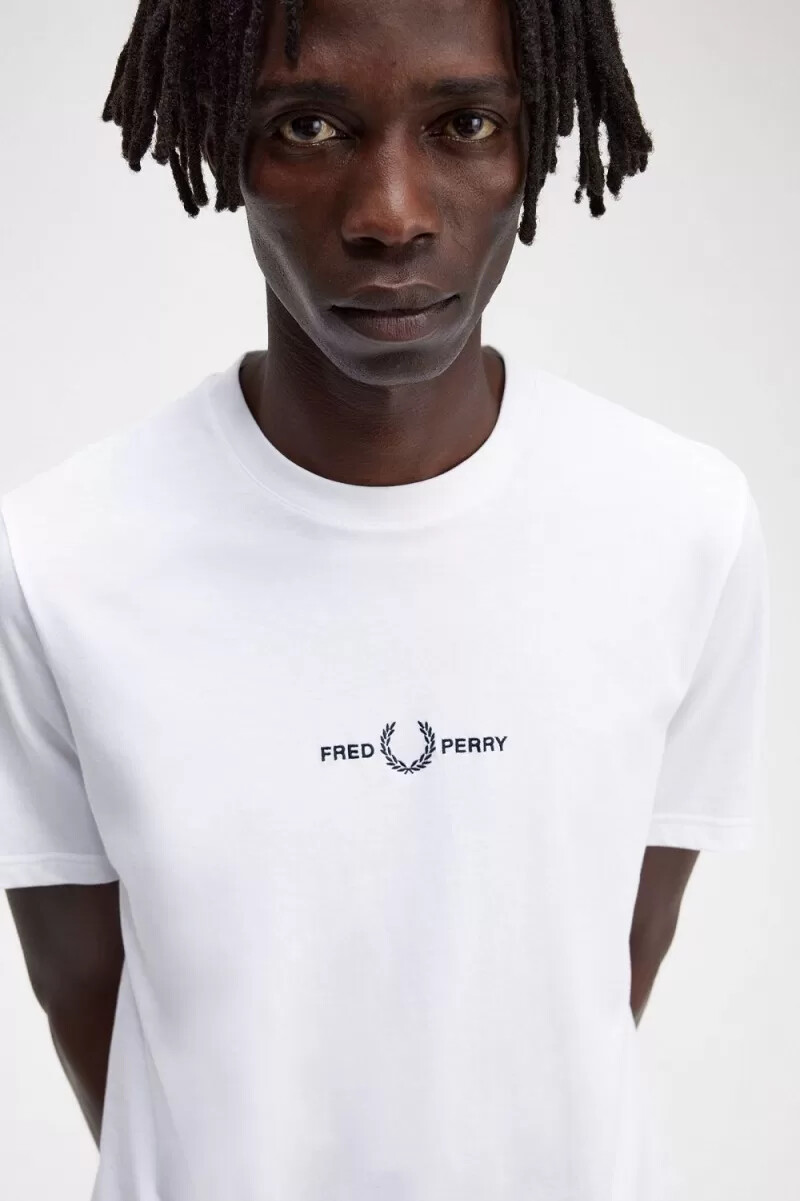 camiseta blanca bordada de fred perry para hombre