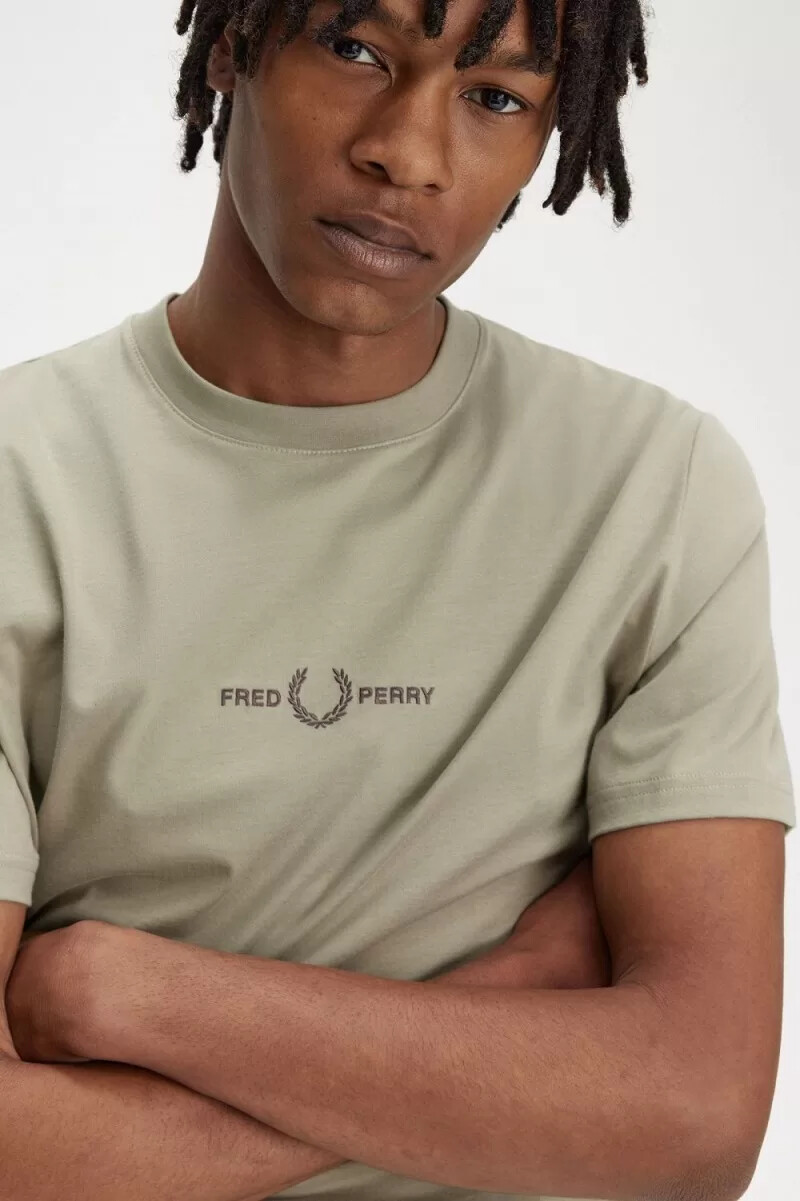 camiseta bordada fred perry para hombre gris cálido