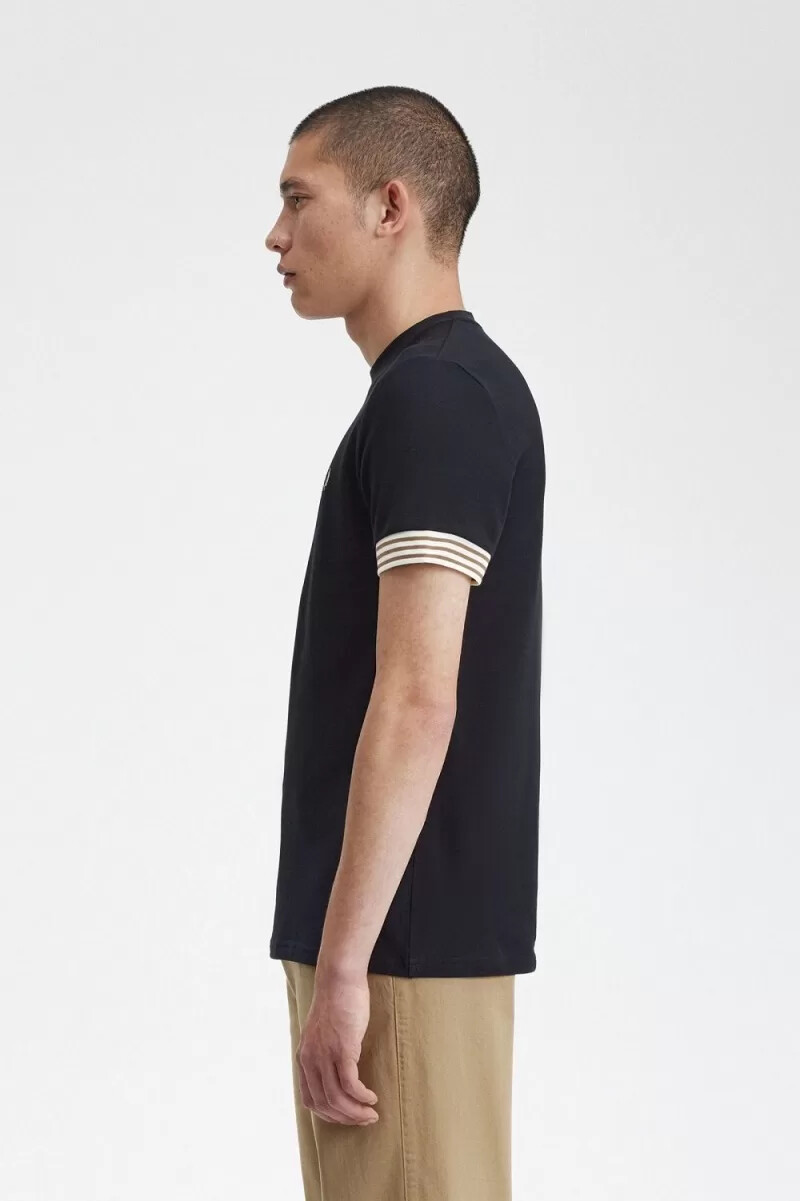 camiseta negra con puños a rayas de fred perry para hombre