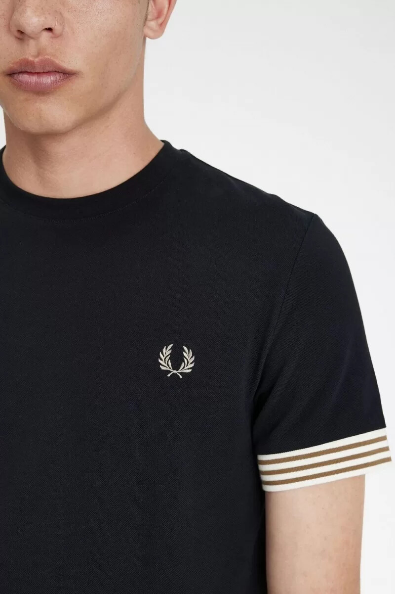camiseta negra con puños a rayas de fred perry para hombre