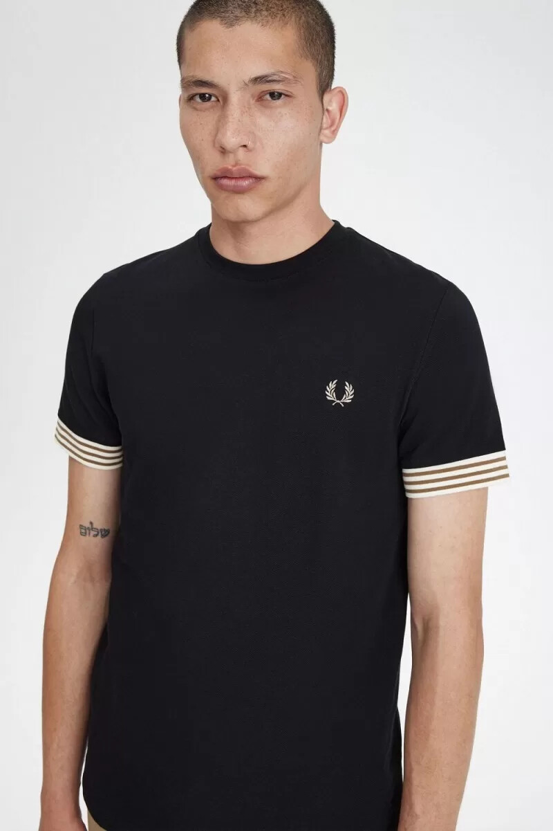 camiseta negra con puños a rayas de fred perry para hombre
