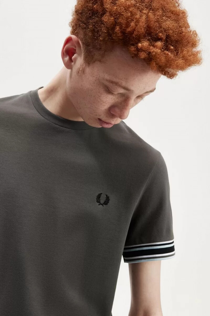 camiseta de piqué con ribete llamativo de fred perry para hombre verde campo