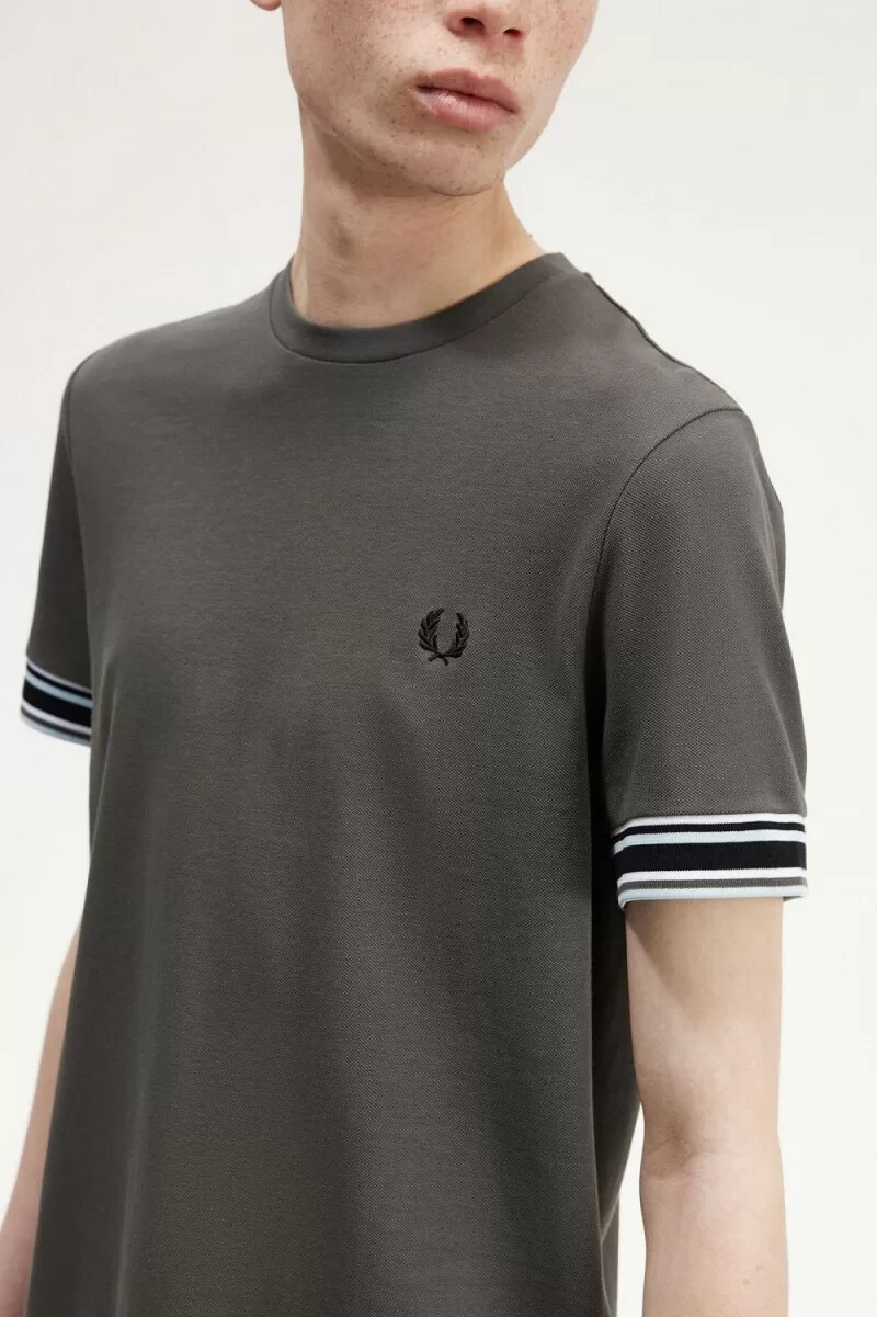 camiseta de piqué con ribete llamativo de fred perry para hombre verde campo