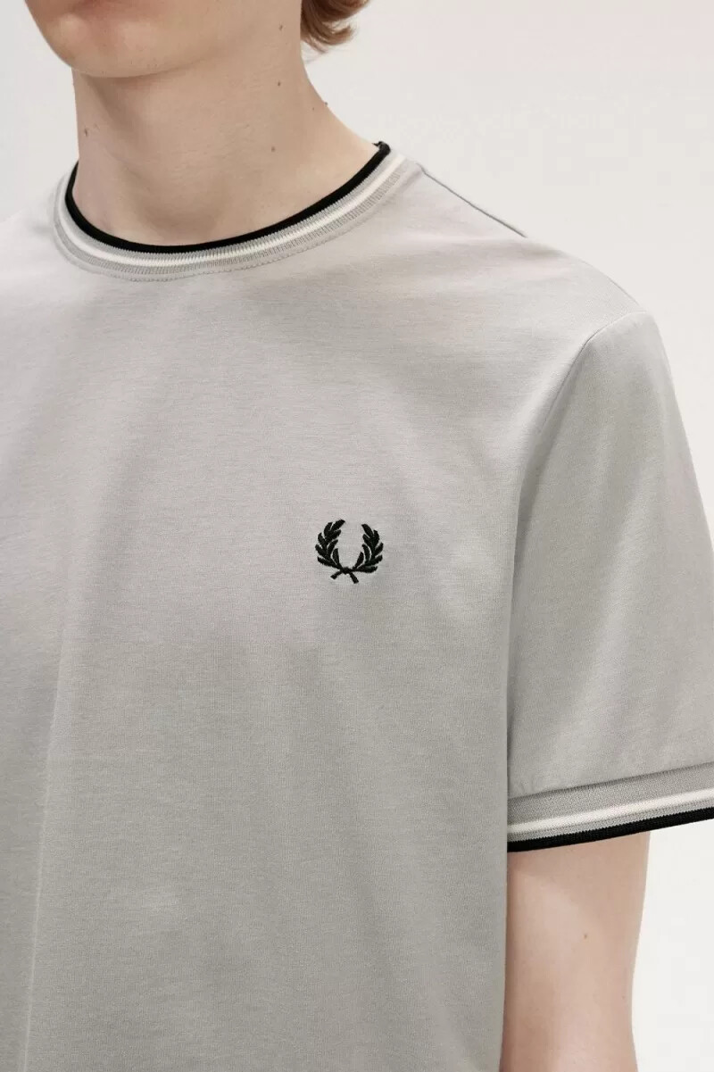 camiseta fred perry twin tipped para hombre gris