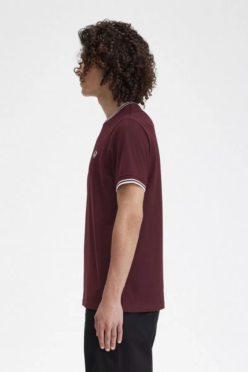camiseta fred perry twin tipped para hombre color sangre de buey